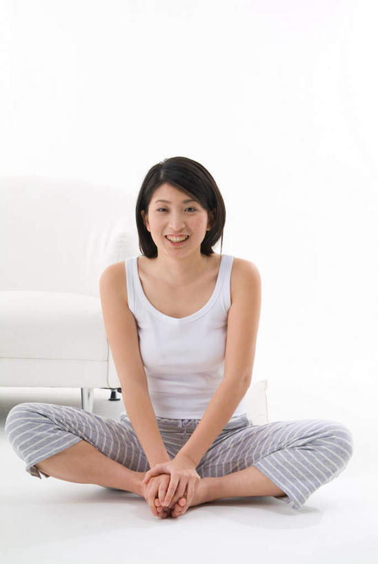 东方人,一个人,坐,笑,盘腿,微笑,露齿笑,竖图,室内,白天,白色背景,正面,沙发,亚洲,仅一个年轻女性,仅一个女性,仅一个人,服装,注视,休闲装,黄种人,衣服,观察,看,张嘴,休闲,休闲服,摄影,服饰,影棚,观看,察看,关注,张大嘴巴,年轻女性,女人,女性,亚洲人,张开嘴,盘腿而坐,盘膝,盘着腿的,盘着腿坐,双腿交叉,坐着,彩图,全身,影棚拍摄,拍摄,皮沙发