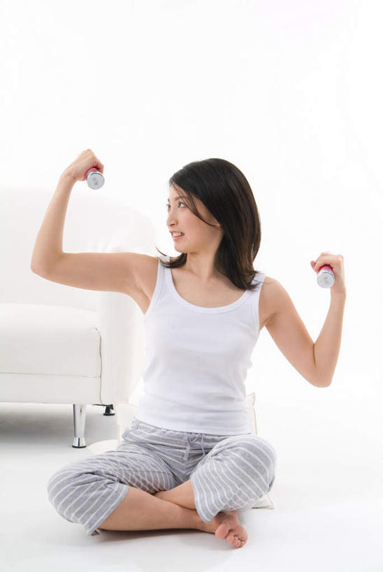 东方人,一个人,坐,举,盘腿,竖图,室内,白天,白色背景,正面,沙发,哑铃,亚洲,仅一个年轻女性,仅一个女性,仅一个人,握,服装,拿,拿着,注视,休闲装,黄种人,衣服,白色,观察,看,托,休闲,休闲服,握着,摄影,服饰,影棚,观看,察看,关注,年轻女性,女人,女性,亚洲人,举起,举手,举着,盘腿而坐,盘膝,盘着腿的,盘着腿坐,双腿交叉,向上举,向上伸,向上托,坐着,彩图,全身,影棚拍摄,拍摄,皮沙发