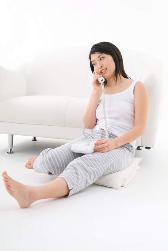 东方人,一个人,坐,打电话,竖图,室内,白天,白色背景,正面,靠垫,沙发,电话,亚洲,仅一个年轻女性,仅一个女性,仅一个人,服装,靠枕,拿,拿着,注视,休闲装,黄种人,通讯设备,衣服,白色,话筒,抱枕,枕头,观察,看,休闲,休闲服,电话线,摄影,服饰,影棚,观看,察看,关注,交流,年轻女性,女人,女性,亚洲人,电话机,沟通,通话,坐着,彩图,全身,影棚拍摄,拍摄,皮沙发