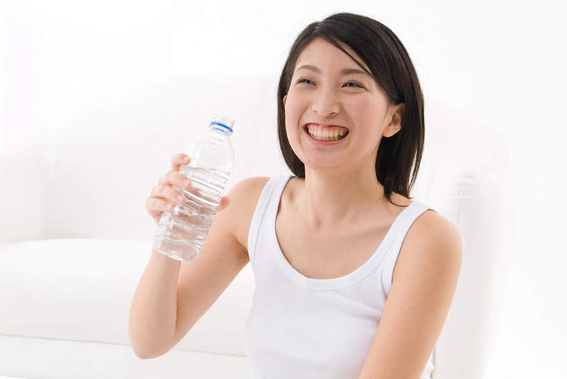 东方人,一个人,笑,微笑,露齿笑,横图,室内,白天,白色背景,正面,水,沙发,亚洲,仅一个年轻女性,仅一个女性,仅一个人,服装,液体,拿,拿着,注视,休闲装,黄种人,饮用水,衣服,白色,瓶子,塑料制品,矿泉水,观察,看,休闲,休闲服,塑料瓶,摄影,服饰,影棚,观看,察看,关注,蒸馏水,年轻女性,女人,女性,亚洲人,半身,彩图,影棚拍摄,拍摄,皮沙发