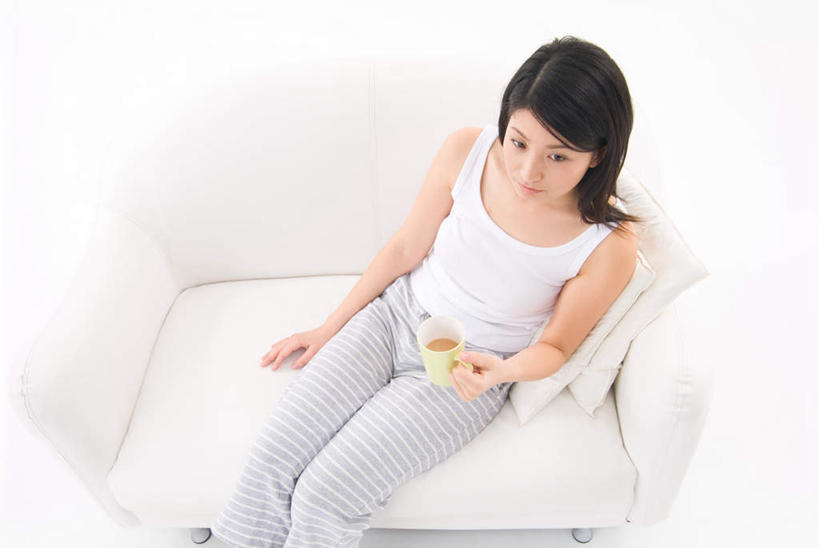 东方人,一个人,坐,横图,俯视,室内,白天,白色背景,靠垫,沙发,杯子,亚洲,仅一个年轻女性,仅一个女性,仅一个人,握,服装,瓷器,咖啡杯,靠枕,陶瓷制品,拿,拿着,注视,休闲装,黄种人,衣服,白色,抱枕,枕头,观察,看,休闲,休闲服,握着,摄影,服饰,影棚,观看,察看,关注,瓷杯,年轻女性,女人,女性,亚洲人,坐着,半身,彩图,高角度拍摄,影棚拍摄,拍摄,皮沙发