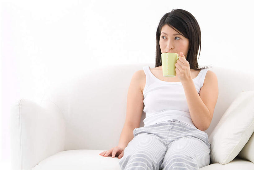 东方人,一个人,坐,横图,室内,白天,白色背景,正面,靠垫,沙发,杯子,亚洲,仅一个年轻女性,仅一个女性,仅一个人,握,服装,瓷器,咖啡杯,靠枕,陶瓷制品,拿,拿着,注视,休闲装,黄种人,衣服,白色,抱枕,枕头,观察,看,休闲,休闲服,握着,摄影,服饰,影棚,观看,察看,关注,瓷杯,年轻女性,女人,女性,亚洲人,坐着,半身,彩图,影棚拍摄,拍摄,皮沙发