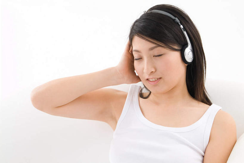 东方人,一个人,坐,闭眼,横图,室内,白天,白色背景,正面,快乐,满意,幸福,沙发,亚洲,仅一个年轻女性,仅一个女性,仅一个人,戴,服装,音响,音乐,休闲装,黄种人,娱乐,衣服,白色,耳机,享受,休闲,休闲服,放松,摄影,服饰,影棚,戴着,舒适,享乐,年轻女性,女人,女性,亚洲人,闭眼睛,闭着眼,闭着眼睛,坐着,半身,彩图,影棚拍摄,拍摄,皮沙发