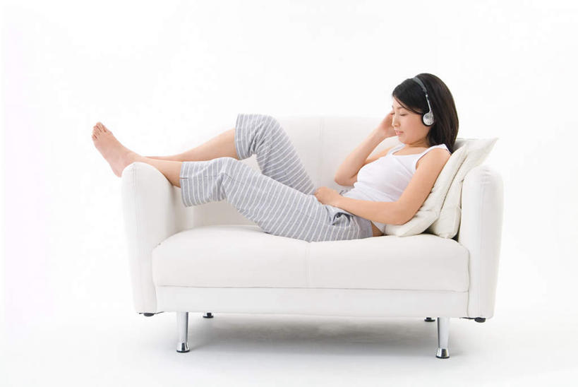 东方人,一个人,躺,横图,室内,白天,白色背景,侧面,快乐,满意,幸福,靠垫,沙发,亚洲,仅一个年轻女性,仅一个女性,仅一个人,戴,服装,靠枕,音响,音乐,注视,休闲装,黄种人,娱乐,衣服,白色,耳机,抱枕,枕头,观察,看,享受,休闲,休闲服,放松,摄影,服饰,影棚,观看,戴着,察看,舒适,享乐,关注,卧着,年轻女性,女人,女性,亚洲人,躺着,卧,彩图,全身,影棚拍摄,拍摄,皮沙发
