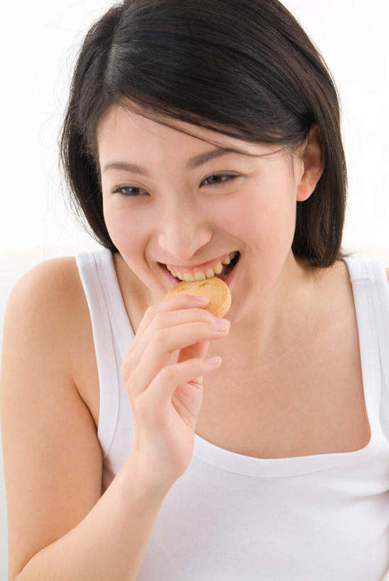 点心,东方人,一个人,笑,微笑,露齿笑,竖图,室内,白天,白色背景,正面,亚洲,仅一个年轻女性,仅一个女性,仅一个人,咬,服装,食品,拿,拿着,注视,休闲装,黄种人,食物,衣服,饼干,零食,观察,看,张嘴,休闲,休闲服,摄影,服饰,影棚,观看,咬着,察看,关注,张大嘴巴,曲奇饼干,年轻女性,女人,女性,亚洲人,张开嘴,半身,彩图,影棚拍摄,拍摄