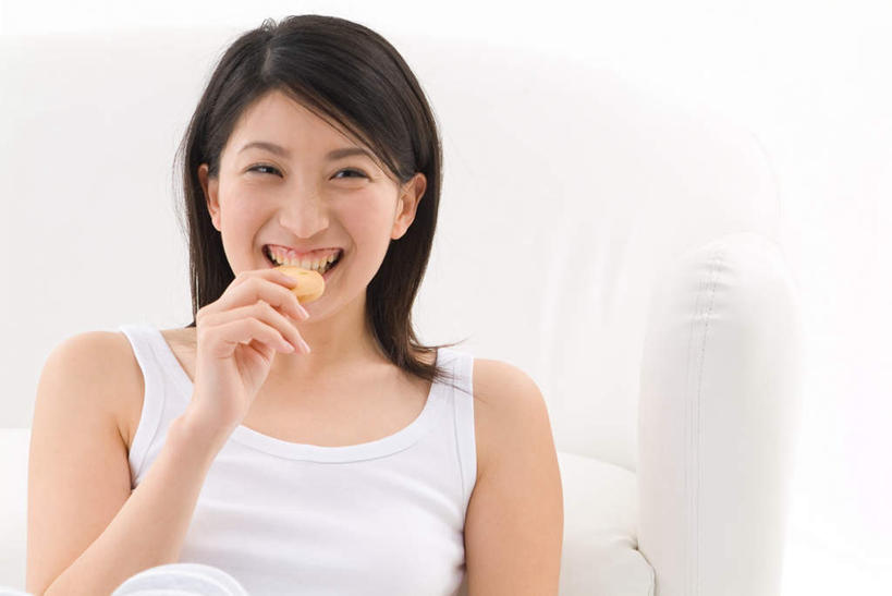 点心,东方人,一个人,坐,笑,微笑,露齿笑,横图,室内,白天,白色背景,正面,沙发,亚洲,仅一个年轻女性,仅一个女性,仅一个人,咬,服装,食品,拿,拿着,注视,休闲装,黄种人,食物,衣服,白色,饼干,零食,观察,看,张嘴,休闲,休闲服,摄影,服饰,影棚,观看,咬着,察看,关注,张大嘴巴,曲奇饼干,年轻女性,女人,女性,亚洲人,张开嘴,坐着,半身,彩图,影棚拍摄,拍摄,皮沙发