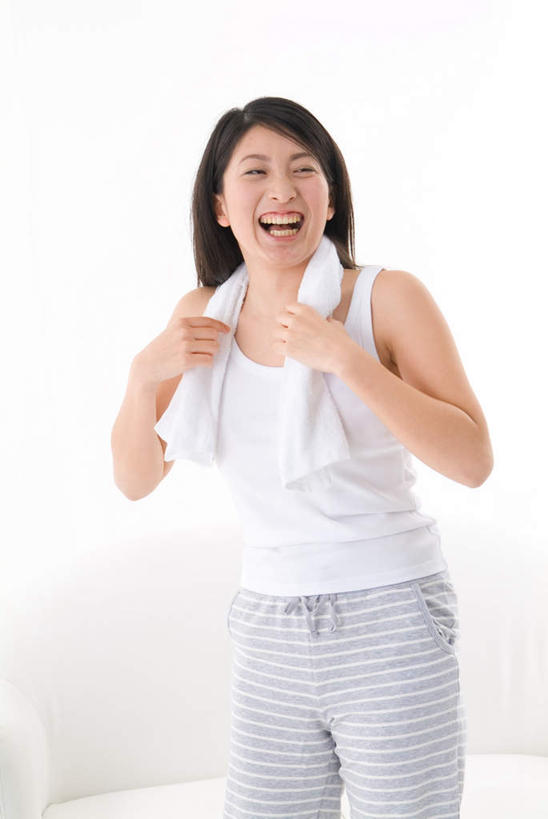 东方人,一个人,站,笑,微笑,露齿笑,竖图,室内,白天,白色背景,正面,沙发,亚洲,仅一个年轻女性,仅一个女性,仅一个人,服装,纺织物,拿,拿着,注视,休闲装,黄种人,衣服,白色,毛巾,观察,看,清洁,站着,张嘴,休闲,休闲服,摄影,服饰,影棚,观看,保暖,察看,关注,张大嘴巴,透气,防水,储水,耐磨,吸水,年轻女性,女人,女性,亚洲人,张开嘴,站立,半身,彩图,影棚拍摄,拍摄,皮沙发