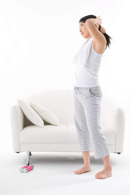 东方人,头发,一个人,站,竖图,室内,白天,白色背景,侧面,靠垫,沙发,亚洲,仅一个年轻女性,仅一个女性,仅一个人,服装,纺织物,靠枕,挂,注视,休闲装,黄种人,衣服,白色,抱枕,毛巾,枕头,观察,看,清洁,站着,休闲,休闲服,摄影,服饰,影棚,观看,整理,保暖,察看,关注,透气,防水,储水,耐磨,吸水,年轻女性,女人,女性,亚洲人,站立,彩图,全身,影棚拍摄,拍摄,皮沙发