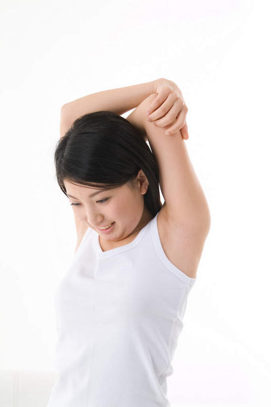 东方人,一个人,站,笑,微笑,露齿笑,竖图,室内,白天,白色背景,正面,沙发,亚洲,仅一个年轻女性,仅一个女性,仅一个人,伸展,服装,注视,休闲装,黄种人,衣服,白色,低头,观察,看,站着,休闲,休闲服,摄影,服饰,影棚,观看,察看,关注,年轻女性,女人,女性,亚洲人,站立,半身,彩图,影棚拍摄,拍摄,皮沙发