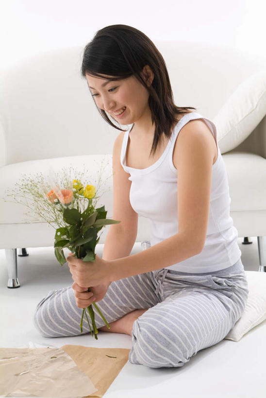 东方人,一个人,坐,笑,微笑,露齿笑,竖图,室内,白天,白色背景,正面,靠垫,沙发,亚洲,仅一个年轻女性,仅一个女性,仅一个人,握,服装,盛开,包装纸,靠枕,拿,花蕾,拿着,注视,休闲装,黄种人,花,花瓣,花朵,鲜花,衣服,白色,抱枕,枕头,花苞,花蕊,观察,看,曲腿,一束,休闲,休闲服,握着,摄影,服饰,影棚,观看,察看,关注,年轻女性,女人,女性,亚洲人,坐着,彩图,全身,影棚拍摄,拍摄,皮沙发