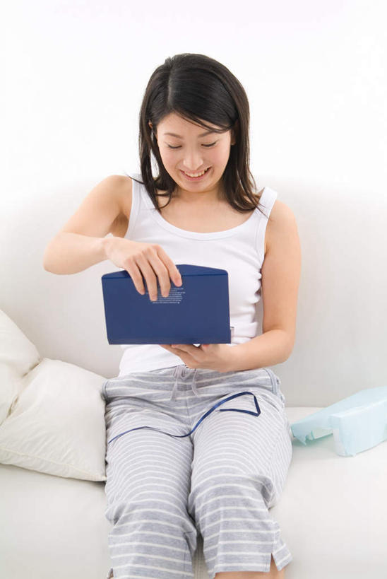 东方人,一个人,坐,笑,微笑,露齿笑,竖图,室内,白天,白色背景,正面,靠垫,沙发,礼盒,礼物,亚洲,仅一个年轻女性,仅一个女性,仅一个人,服装,包装纸,纸盒,靠枕,拿,拿着,注视,休闲装,黄种人,盒子,衣服,蓝色,白色,包装盒,礼品盒,抱枕,枕头,观察,看,休闲,休闲服,摄影,服饰,礼品,影棚,观看,察看,关注,年轻女性,女人,女性,亚洲人,坐着,半身,彩图,影棚拍摄,拍摄,皮沙发