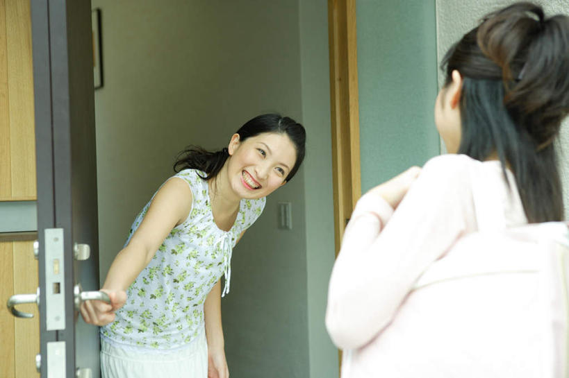 东方人,两个人,伙伴,朋友,站,笑,微笑,露齿笑,横图,室外,白天,正面,友谊,门,亚洲,弯腰,握,服装,房屋,注视,休闲装,黄种人,衣服,门把手,门框,打开,观察,看,站着,休闲,休闲服,握着,服饰,观看,察看,关注,友情,年轻女性,女人,女性,亚洲人,站立,半身,彩图