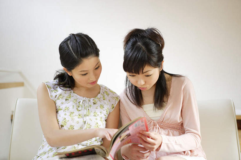 东方人,两个人,伙伴,朋友,坐,横图,室内,白天,正面,阅读,友谊,沙发,杂志,亚洲,学习,指,服装,拿,拿着,注视,休闲装,黄种人,方向,衣服,白色,观察,看,手势,休闲,休闲服,读书,浏览,服饰,观看,察看,指向,关注,友情,年轻女性,女人,女性,亚洲人,坐着,半身,彩图,皮沙发