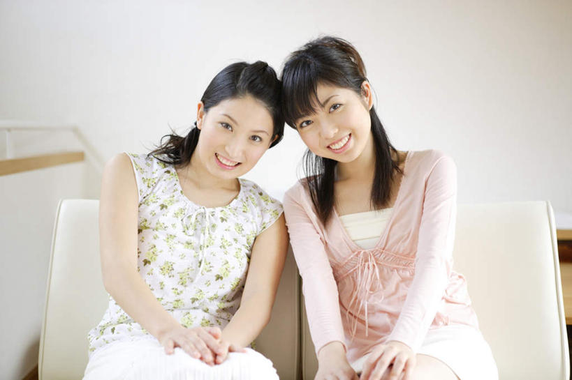 东方人,两个人,伙伴,朋友,笑,微笑,露齿笑,横图,室内,白天,正面,友谊,沙发,亚洲,服装,注视,休闲装,黄种人,衣服,白色,观察,看,休闲,休闲服,服饰,观看,察看,关注,友情,年轻女性,女人,女性,亚洲人,半身,彩图,皮沙发