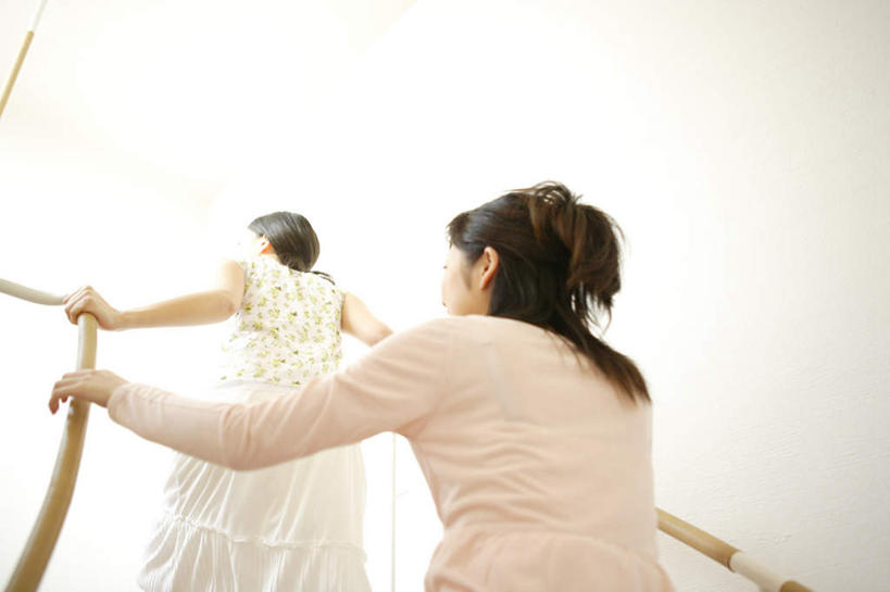 东方人,两个人,伙伴,朋友,栏杆,攀登,横图,室内,白天,仰视,友谊,楼梯,亚洲,服装,扶手,阶梯,注视,休闲装,黄种人,护栏,台阶,衣服,观察,看,休闲,休闲服,爬,握着,服饰,观看,察看,关注,友情,年轻女性,女人,女性,亚洲人,攀爬,半身,彩图,低角度拍摄