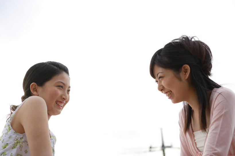 东方人,两个人,伙伴,朋友,笑,微笑,露齿笑,横图,室外,白天,仰视,友谊,亚洲,服装,注视,休闲装,黄种人,相视,衣服,观察,看,张嘴,聊天,休闲,面对面,休闲服,服饰,观看,对视,察看,关注,相对,张大嘴巴,相看,友情,年轻女性,女人,女性,亚洲人,张开嘴,半身,彩图,低角度拍摄