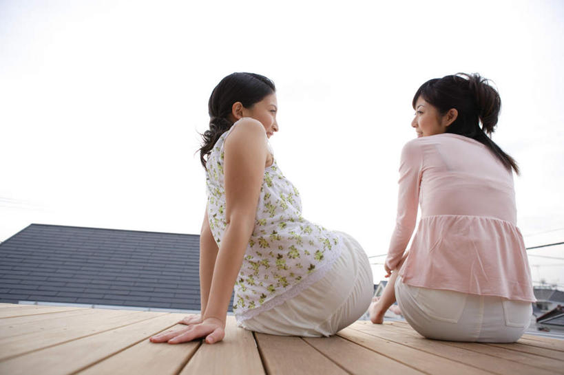 东方人,两个人,伙伴,朋友,露台,坐,笑,微笑,露齿笑,横图,室外,白天,友谊,亚洲,撑,服装,屋顶,顶棚,注视,休闲装,黄种人,相视,背面,衣服,观察,看,休闲,面对面,休闲服,服饰,观看,对视,察看,撑着,关注,相对,相看,友情,年轻女性,女人,女性,亚洲人,坐着,彩图,全身,晒台,天台,眺望台