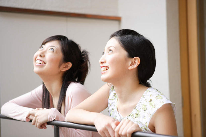 东方人,两个人,伙伴,朋友,栏杆,笑,微笑,露齿笑,横图,室内,白天,正面,友谊,亚洲,服装,房屋,围栏,注视,休闲装,黄种人,护栏,衣服,观察,看,靠着,休闲,休闲服,握着,服饰,观看,察看,关注,友情,年轻女性,女人,女性,亚洲人,抬头,仰头,半身,彩图