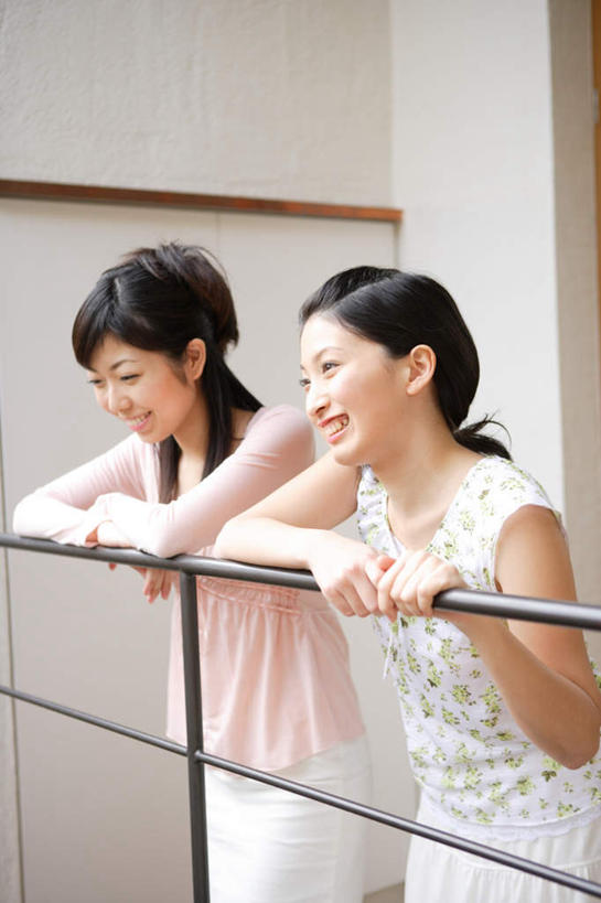 东方人,两个人,伙伴,朋友,栏杆,笑,微笑,露齿笑,竖图,室内,白天,正面,友谊,亚洲,服装,房屋,围栏,注视,休闲装,黄种人,护栏,衣服,低头,观察,看,靠着,休闲,休闲服,握着,服饰,观看,察看,关注,友情,年轻女性,女人,女性,亚洲人,半身,彩图