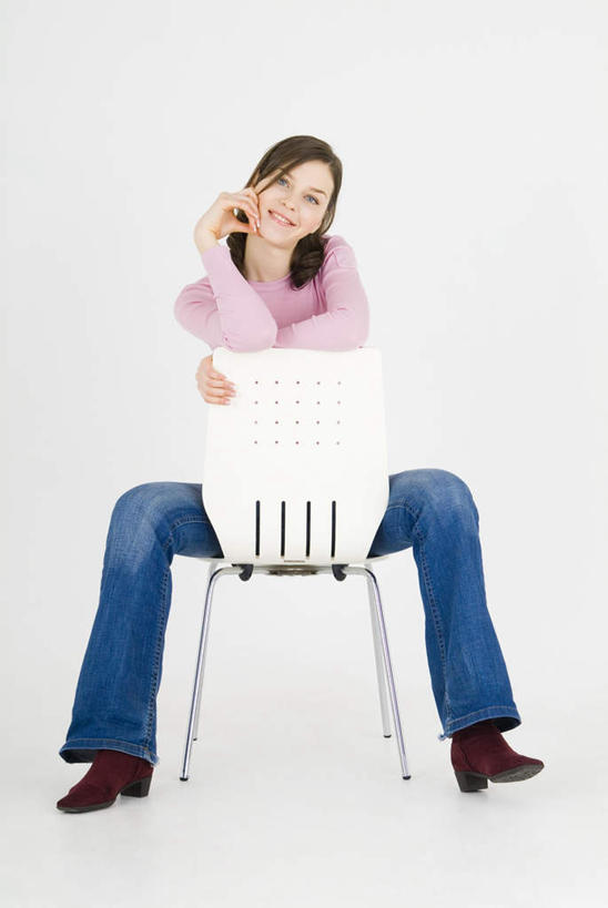 西方人,一个人,坐,笑,微笑,露齿笑,竖图,室内,白天,白色背景,正面,椅子,欧洲,欧洲人,仅一个年轻女性,仅一个女性,仅一个人,撑,服装,注视,休闲装,衣服,观察,看,休闲,休闲服,摄影,服饰,影棚,观看,察看,撑着,关注,年轻女性,女人,女性,白种人,坐着,彩图,全身,影棚拍摄,拍摄