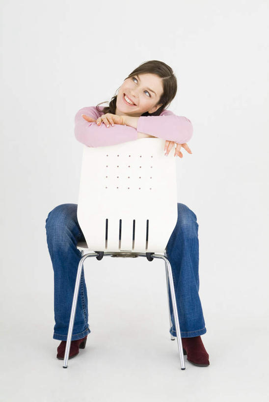 西方人,一个人,坐,笑,微笑,露齿笑,竖图,室内,白天,白色背景,正面,椅子,欧洲,欧洲人,仅一个年轻女性,仅一个女性,仅一个人,服装,注视,休闲装,衣服,观察,看,趴着,休闲,休闲服,摄影,服饰,影棚,观看,察看,搭着,关注,年轻女性,女人,女性,白种人,趴,坐着,彩图,全身,影棚拍摄,拍摄