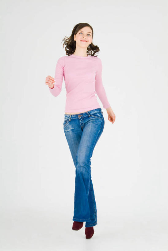 西方人,一个人,跳,笑,微笑,露齿笑,竖图,室内,白天,白色背景,正面,欧洲,欧洲人,仅一个年轻女性,仅一个女性,仅一个人,服装,注视,休闲装,衣服,观察,看,休闲,休闲服,摄影,服饰,影棚,观看,察看,关注,年轻女性,女人,女性,白种人,跳跃,彩图,全身,影棚拍摄,拍摄