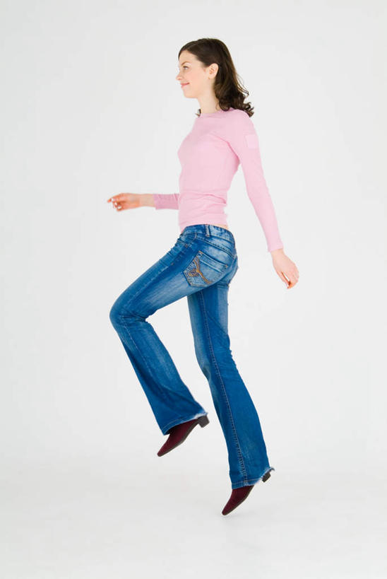 西方人,一个人,跳,笑,微笑,露齿笑,竖图,室内,白天,白色背景,侧面,欧洲,欧洲人,仅一个年轻女性,仅一个女性,仅一个人,服装,注视,休闲装,衣服,观察,看,休闲,休闲服,摄影,服饰,影棚,观看,察看,关注,年轻女性,女人,女性,白种人,跳跃,彩图,全身,影棚拍摄,拍摄