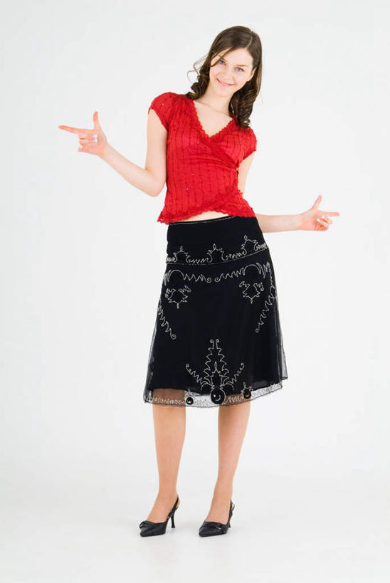 西方人,一个人,站,笑,微笑,露齿笑,竖图,室内,白天,白色背景,正面,裙子,欧洲,欧洲人,仅一个年轻女性,仅一个女性,仅一个人,服装,正装,注视,休闲装,长裙,衣服,红色,黑色,观察,看,手势,站着,休闲,休闲服,摄影,服饰,手枪,影棚,观看,半身裙,察看,关注,年轻女性,女人,女性,白种人,站立,彩图,全身,影棚拍摄,拍摄