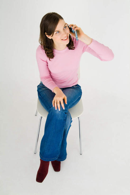 西方人,一个人,坐,笑,打电话,微笑,露齿笑,竖图,俯视,室内,白天,白色背景,电话,手机,椅子,欧洲,欧洲人,仅一个年轻女性,仅一个女性,仅一个人,服装,拿,拿着,注视,休闲装,通讯设备,衣服,观察,看,休闲,休闲服,摄影,服饰,影棚,观看,察看,关注,交流,年轻女性,女人,女性,白种人,沟通,通话,坐着,彩图,高角度拍摄,全身,影棚拍摄,拍摄