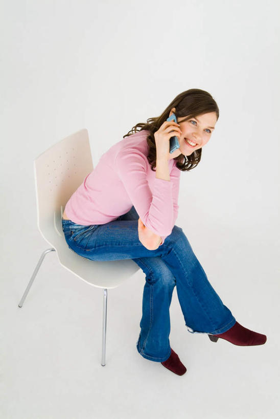 西方人,一个人,坐,笑,打电话,微笑,露齿笑,竖图,室内,白天,白色背景,侧面,电话,手机,椅子,欧洲,欧洲人,仅一个年轻女性,仅一个女性,仅一个人,服装,拿,拿着,注视,休闲装,通讯设备,衣服,观察,看,休闲,休闲服,摄影,服饰,影棚,观看,察看,关注,交流,年轻女性,女人,女性,白种人,沟通,通话,坐着,彩图,全身,影棚拍摄,拍摄