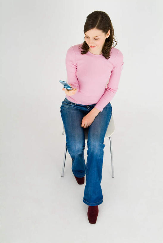 西方人,一个人,坐,笑,打电话,微笑,露齿笑,竖图,俯视,室内,白天,白色背景,电话,手机,椅子,欧洲,欧洲人,仅一个年轻女性,仅一个女性,仅一个人,服装,拿,拿着,注视,休闲装,通讯设备,衣服,观察,看,休闲,休闲服,摄影,服饰,影棚,观看,察看,关注,交流,年轻女性,女人,女性,白种人,沟通,通话,坐着,彩图,高角度拍摄,全身,影棚拍摄,拍摄