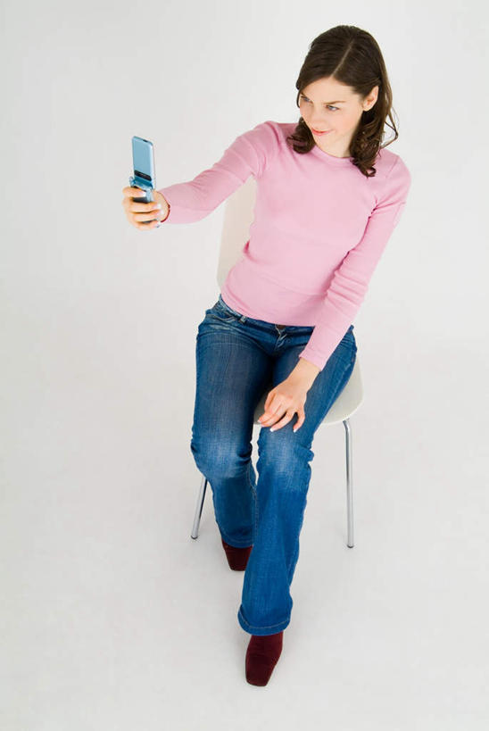 西方人,一个人,坐,举,笑,打电话,微笑,露齿笑,竖图,俯视,室内,白天,白色背景,电话,手机,椅子,欧洲,欧洲人,仅一个年轻女性,仅一个女性,仅一个人,服装,拿,拿着,注视,休闲装,通讯设备,衣服,观察,看,托,休闲,休闲服,摄影,服饰,影棚,观看,察看,关注,交流,年轻女性,女人,女性,白种人,沟通,举起,举手,举着,通话,向上举,向上伸,向上托,坐着,彩图,高角度拍摄,全身,影棚拍摄,拍摄