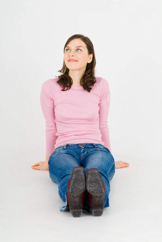 西方人,一个人,坐,竖图,室内,白天,白色背景,正面,欧洲,欧洲人,仅一个年轻女性,仅一个女性,仅一个人,撑,服装,注视,休闲装,衣服,观察,看,休闲,休闲服,摄影,服饰,影棚,观看,察看,撑着,关注,年轻女性,女人,女性,白种人,抬头,仰头,坐着,彩图,全身,影棚拍摄,拍摄