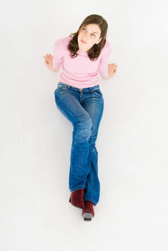 西方人,一个人,坐,竖图,俯视,室内,白天,白色背景,欧洲,欧洲人,仅一个年轻女性,仅一个女性,仅一个人,撑,服装,注视,休闲装,衣服,观察,看,休闲,休闲服,摄影,服饰,影棚,观看,察看,撑着,关注,年轻女性,女人,女性,白种人,抬头,仰头,坐着,彩图,高角度拍摄,全身,影棚拍摄,拍摄