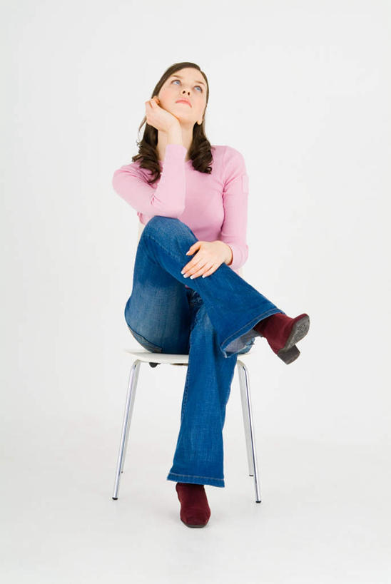 西方人,下巴,一个人,坐,竖图,室内,白天,白色背景,正面,椅子,欧洲,欧洲人,仅一个年轻女性,仅一个女性,仅一个人,服装,二郎腿,注视,休闲装,衣服,观察,看,休闲,休闲服,摄影,服饰,影棚,观看,察看,撑着,关注,年轻女性,女人,女性,白种人,坐着,彩图,全身,影棚拍摄,拍摄