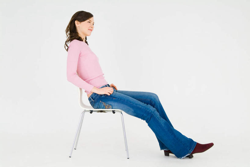 西方人,一个人,坐,笑,微笑,露齿笑,横图,室内,白天,白色背景,侧面,椅子,欧洲,欧洲人,仅一个年轻女性,仅一个女性,仅一个人,服装,注视,休闲装,衣服,观察,看,休闲,休闲服,摄影,服饰,影棚,观看,察看,关注,年轻女性,女人,女性,白种人,插兜,两手抄兜,两手放兜,手插兜,手放口袋,坐着,彩图,全身,影棚拍摄,拍摄