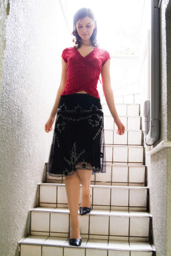 西方人,一个人,栏杆,走,竖图,室外,白天,正面,裙子,楼梯,欧洲,欧洲人,仅一个年轻女性,仅一个女性,仅一个人,服装,扶手,阶梯,注视,休闲装,长裙,护栏,台阶,衣服,红色,黑色,观察,看,休闲,休闲服,服饰,观看,半身裙,察看,关注,年轻女性,女人,女性,白种人,步行,散步,走路,彩图,全身