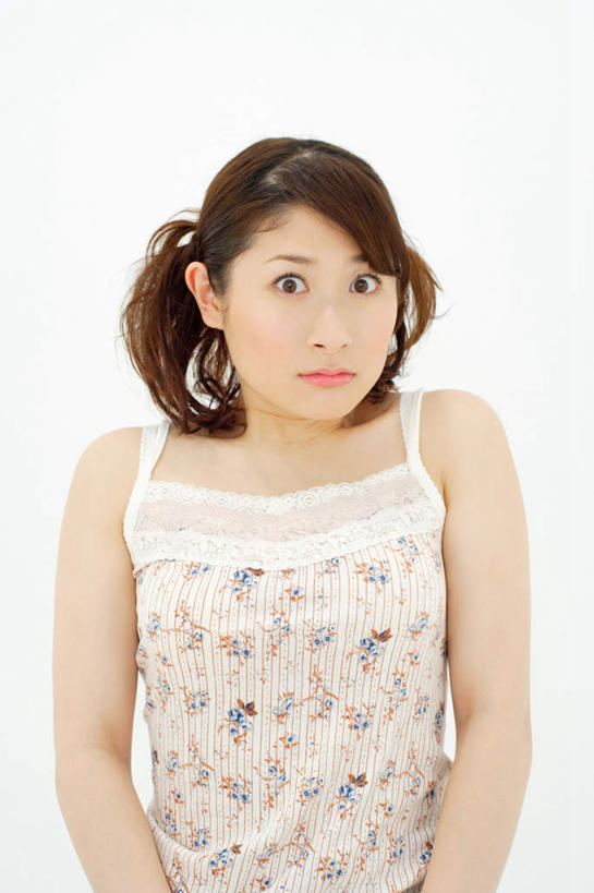 东方人,一个人,站,竖图,室内,白天,白色背景,正面,亚洲,仅一个年轻女性,仅一个女性,仅一个人,服装,注视,吊带衫,休闲装,黄种人,衣服,观察,看,站着,休闲,休闲服,摄影,服饰,影棚,观看,察看,关注,年轻女性,女人,女性,亚洲人,站立,半身,彩图,影棚拍摄,拍摄