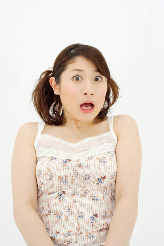 东方人,一个人,站,竖图,室内,白天,白色背景,正面,亚洲,仅一个年轻女性,仅一个女性,仅一个人,服装,惊讶,注视,吊带衫,休闲装,黄种人,衣服,观察,看,站着,张嘴,休闲,休闲服,摄影,服饰,影棚,观看,察看,关注,张大嘴巴,年轻女性,女人,女性,亚洲人,张开嘴,站立,半身,彩图,影棚拍摄,拍摄