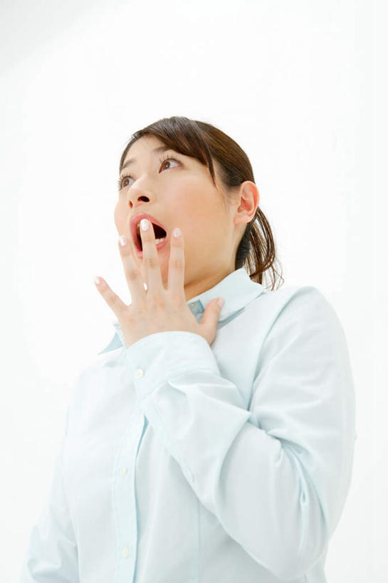 东方人,一个人,站,竖图,室内,白天,白色背景,正面,衬衫,亚洲,仅一个年轻女性,仅一个女性,仅一个人,服装,注视,休闲装,黄种人,衣服,蓝色,观察,看,站着,张嘴,休闲,休闲服,摄影,服饰,影棚,观看,察看,关注,张大嘴巴,年轻女性,女人,女性,亚洲人,张开嘴,站立,半身,彩图,影棚拍摄,衬衣,拍摄,捂着