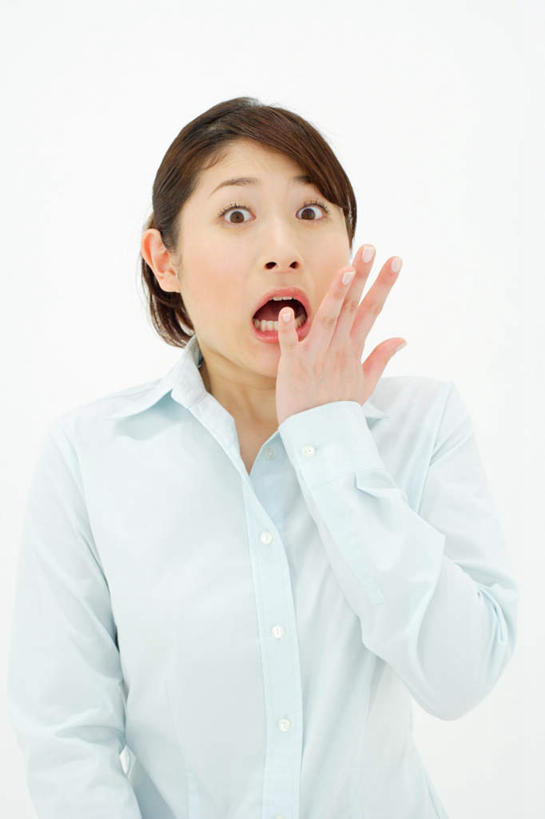 东方人,一个人,站,竖图,室内,白天,白色背景,正面,衬衫,亚洲,仅一个年轻女性,仅一个女性,仅一个人,服装,注视,休闲装,黄种人,衣服,蓝色,观察,看,站着,张嘴,休闲,休闲服,摄影,服饰,影棚,观看,察看,关注,张大嘴巴,年轻女性,女人,女性,亚洲人,张开嘴,站立,半身,彩图,影棚拍摄,衬衣,拍摄,捂着