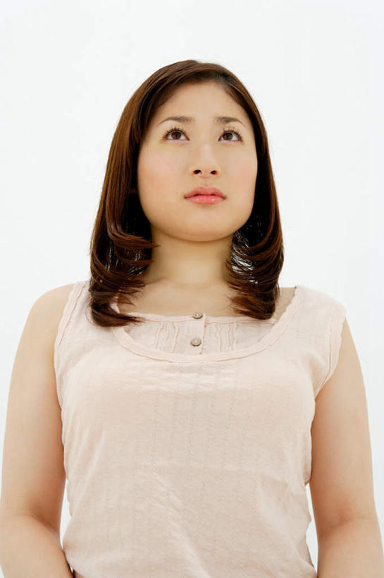 东方人,一个人,站,竖图,室内,白天,白色背景,正面,亚洲,仅一个年轻女性,仅一个女性,仅一个人,服装,背心,注视,休闲装,黄种人,衣服,粉色,观察,看,站着,休闲,休闲服,摄影,服饰,影棚,观看,察看,关注,年轻女性,女人,女性,亚洲人,站立,半身,彩图,影棚拍摄,拍摄