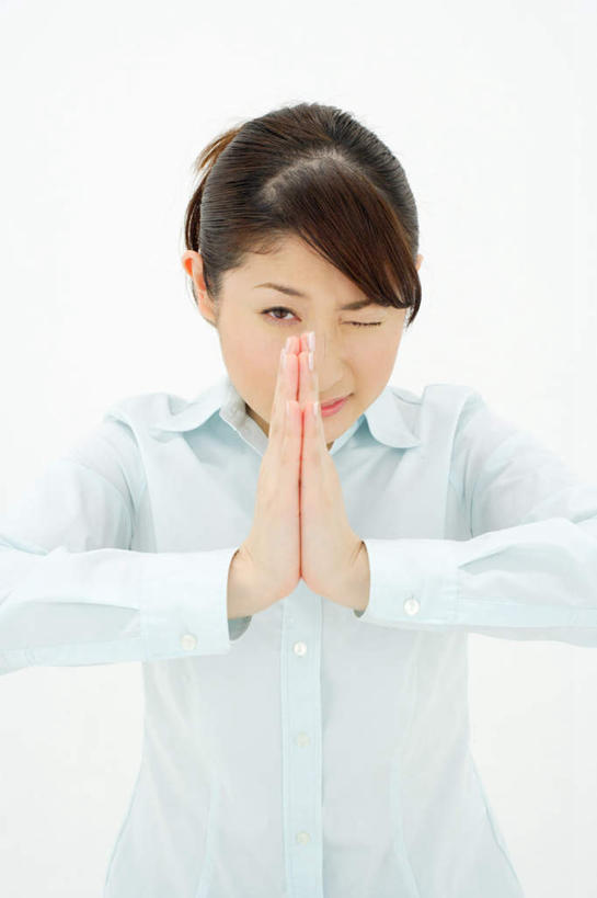 东方人,一个人,站,闭眼,竖图,室内,白天,白色背景,正面,衬衫,亚洲,仅一个年轻女性,仅一个女性,仅一个人,服装,祝福,注视,休闲装,黄种人,虔诚,衣服,蓝色,观察,看,祈祷,双手合十,站着,休闲,休闲服,摄影,服饰,影棚,观看,察看,关注,感谢,合十礼,合掌礼,合十,莲华合掌,感恩,年轻女性,女人,女性,亚洲人,闭眼睛,闭着眼,闭着眼睛,站立,半身,彩图,影棚拍摄,衬衣,拍摄