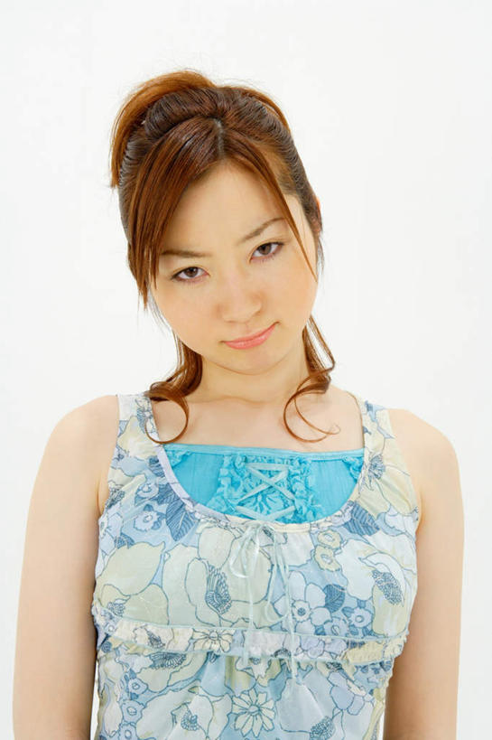 东方人,一个人,站,竖图,室内,白天,白色背景,正面,亚洲,仅一个年轻女性,仅一个女性,仅一个人,服装,注视,休闲装,黄种人,衣服,蓝色,观察,看,站着,休闲,休闲服,摄影,服饰,影棚,观看,察看,关注,年轻女性,女人,女性,亚洲人,站立,半身,彩图,影棚拍摄,拍摄