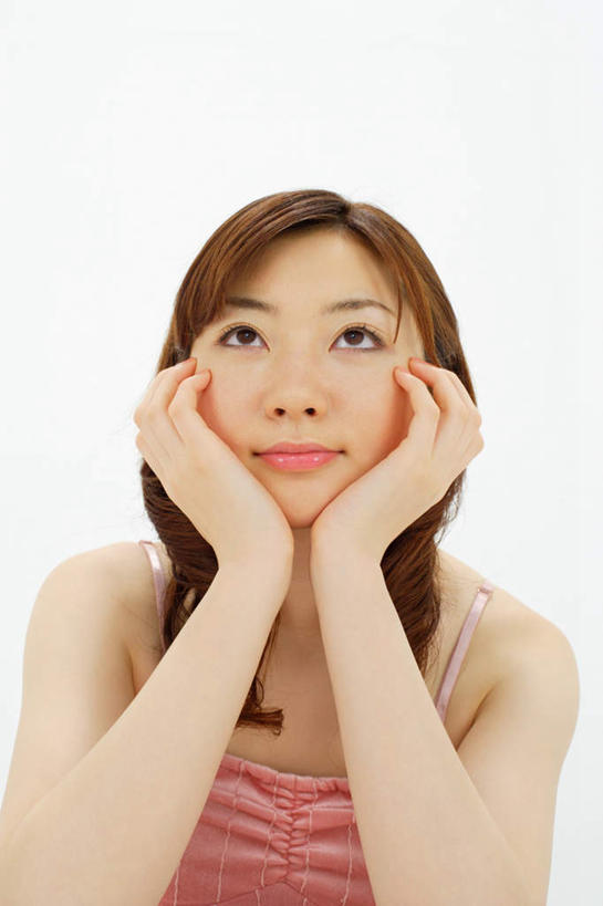 东方人,一个人,笑,微笑,露齿笑,竖图,室内,白天,白色背景,正面,亚洲,仅一个年轻女性,仅一个女性,仅一个人,撑,服装,注视,吊带衫,休闲装,黄种人,衣服,粉色,观察,看,休闲,休闲服,摄影,服饰,影棚,观看,察看,撑着,关注,年轻女性,女人,女性,亚洲人,半身,彩图,影棚拍摄,拍摄