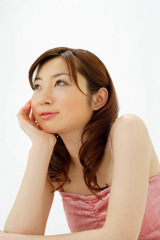 东方人,一个人,笑,微笑,露齿笑,竖图,室内,白天,白色背景,正面,亚洲,仅一个年轻女性,仅一个女性,仅一个人,撑,服装,注视,吊带衫,休闲装,黄种人,衣服,粉色,观察,看,休闲,休闲服,摄影,服饰,影棚,观看,察看,撑着,关注,年轻女性,女人,女性,亚洲人,半身,彩图,影棚拍摄,拍摄