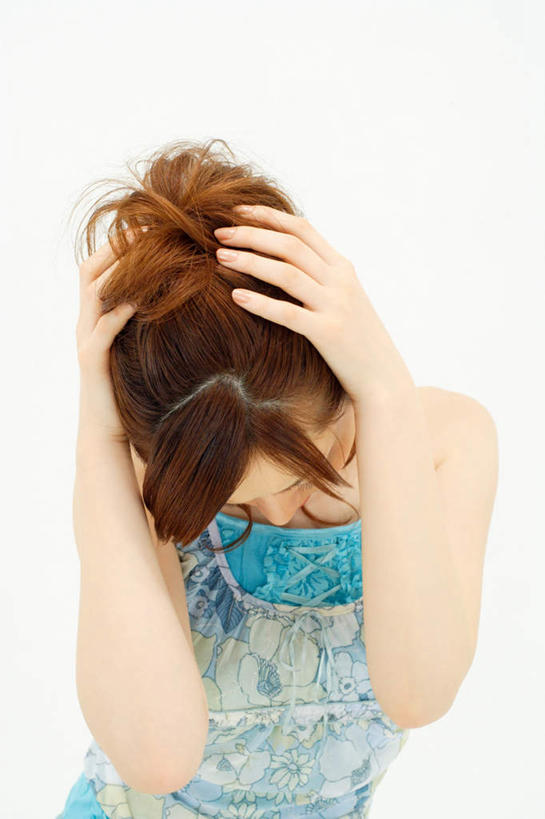 东方人,一个人,站,竖图,室内,白天,白色背景,正面,亚洲,仅一个年轻女性,仅一个女性,仅一个人,抱头,服装,注视,休闲装,黄种人,衣服,低头,观察,看,站着,休闲,休闲服,摄影,服饰,影棚,观看,察看,关注,捧首,捧头,年轻女性,女人,女性,亚洲人,站立,半身,彩图,影棚拍摄,拍摄