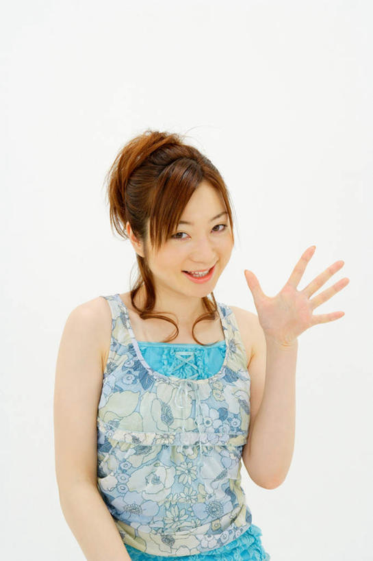 东方人,一个人,站,笑,微笑,露齿笑,竖图,室内,白天,白色背景,正面,亚洲,仅一个年轻女性,仅一个女性,仅一个人,服装,注视,休闲装,黄种人,衣服,观察,看,站着,休闲,休闲服,抬手,摄影,服饰,影棚,观看,察看,张开五指,关注,年轻女性,女人,女性,亚洲人,站立,半身,彩图,影棚拍摄,拍摄