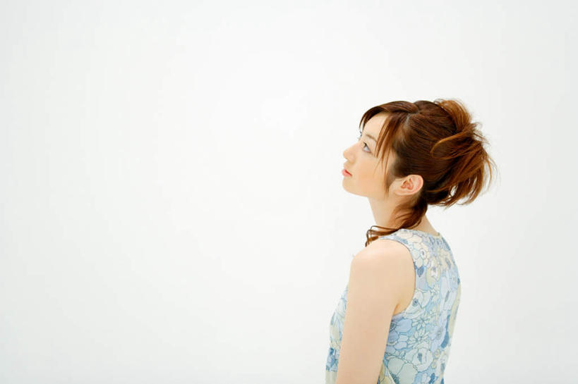 东方人,一个人,站,横图,室内,白天,白色背景,侧面,亚洲,仅一个年轻女性,仅一个女性,仅一个人,服装,注视,休闲装,黄种人,衣服,观察,看,站着,休闲,休闲服,摄影,服饰,影棚,观看,察看,关注,年轻女性,女人,女性,亚洲人,抬头,仰头,站立,半身,彩图,影棚拍摄,拍摄