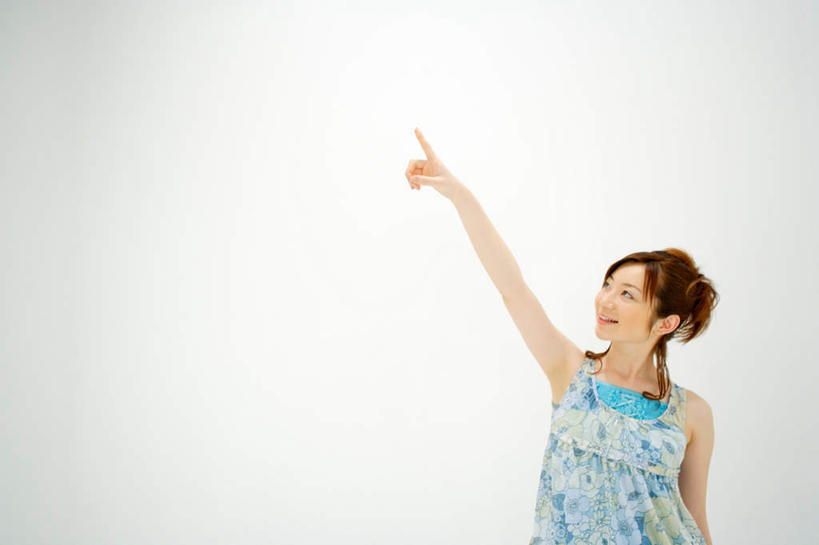 东方人,一个人,站,笑,微笑,露齿笑,横图,室内,白天,白色背景,正面,亚洲,仅一个年轻女性,仅一个女性,仅一个人,指,服装,注视,休闲装,黄种人,方向,衣服,观察,看,手势,站着,休闲,休闲服,摄影,服饰,影棚,观看,察看,指向,关注,年轻女性,女人,女性,亚洲人,抬头,仰头,站立,半身,彩图,影棚拍摄,拍摄